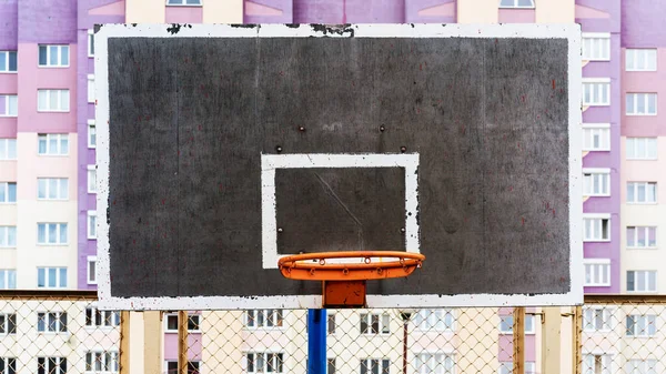 Canestro da basket di colore bianco nero nel parco giochi — Foto Stock