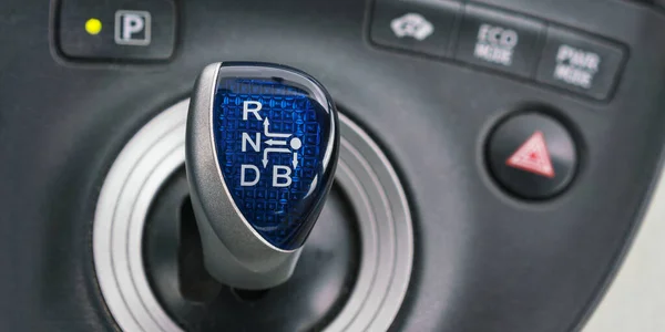 sembollü mavi renkli yeni araç vites çubuğu