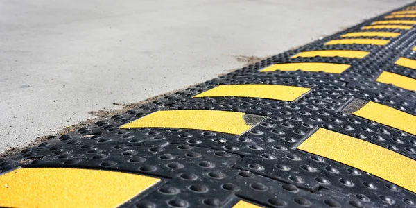 Sarı çizgili siyah renkli yeni kauçuk hız tümseği