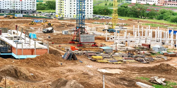 Kahverengi zeminde çeşitli renkli inşaat malzemeleri var.