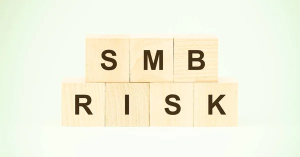 Harf smb ve kelime riski küçük tahta küplerle yapılır