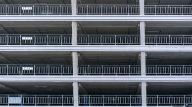 Gri korkuluklu yerel ticari balkonlar inşa ediyor.