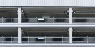 Yerel gri balkonlarda metal parmaklıklar ve kirişler var.