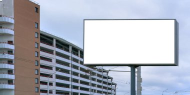 Yerel şehir binasına karşı reklam pankartı.