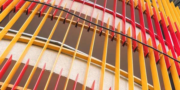 Impalcature rosse e gialle coprire bianco balcone costruzione — Foto Stock