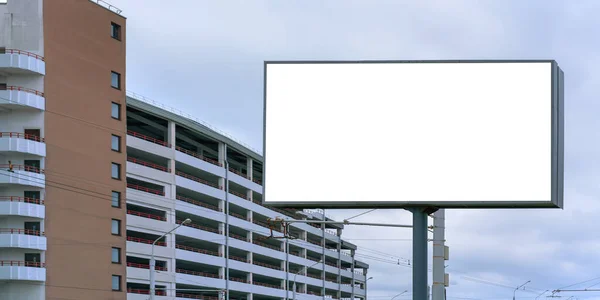 Anuncio bandera maqueta contra el edificio de la ciudad local —  Fotos de Stock