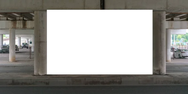 灰色混凝土梁上的白色海报 — 图库照片
