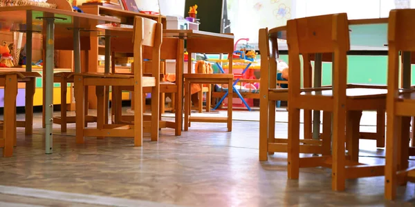 Kahverengi ahşap sandalyeler ve güneş ışığı yansımaları