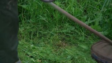 modası geçmiş metal çim biçme makinesi çimlerin yemyeşil arkasını kesiyor