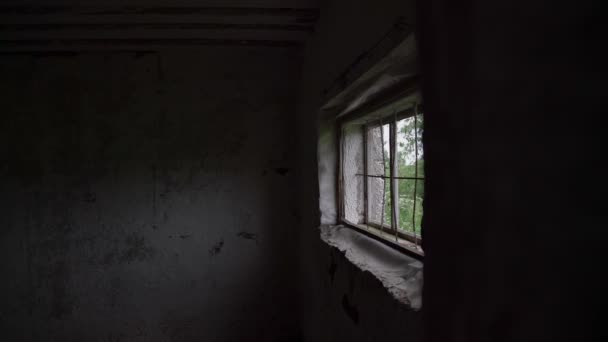 Fenster mit schwarzem Metallgitter eines verlassenen ehemaligen Kuhstalls — Stockvideo