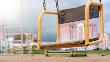 Oyun alanı ve inşaata karşı zincirli turuncu salıncak