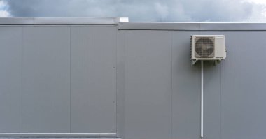 Gri klima ticari şehir duvarına sabitlenmiş.