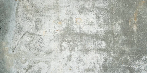 灰色の汚れのある白い古い建物の壁の近くのビュー — ストック写真