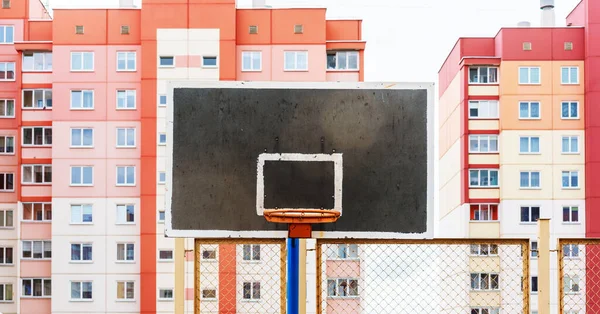 Nero bianco e giallo canestro da basket sul parco giochi — Foto Stock