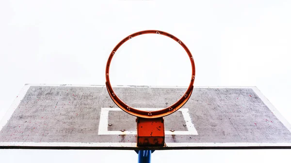 Aro de basquetebol metálico de cor laranja fixado no quadro negro — Fotografia de Stock