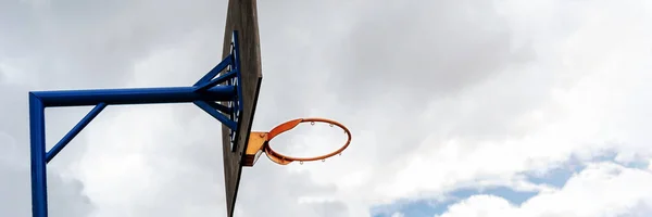 Orange basket båge på svarta tavlan sidan låg vinkel skott — Stockfoto