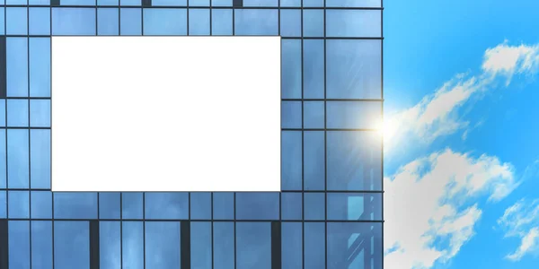 Ventanas del edificio que reflejan el cielo azul con la masa blanca cerca — Foto de Stock
