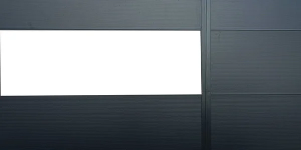 Koyu gri ofis duvarında beyaz reklam pankartı