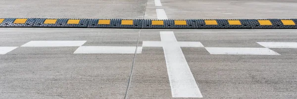 Bosse de vitesse noire et jaune située sur route asphaltée grise — Photo