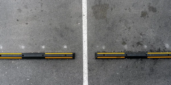 Bosse de vitesse de couleurs noir et jaune située sur la route — Photo