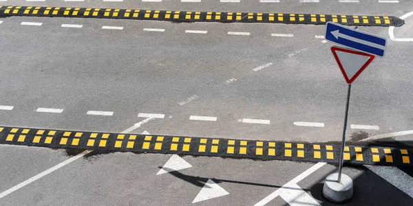 Panneaux de signalisation colorés situés près de bosses de vitesse jaune noir — Photo