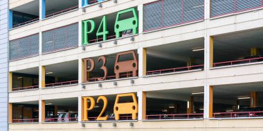 Şehir merkezinde büyük tabelaları olan orijinal park yeri