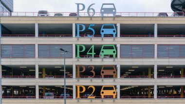 Bulutlu gökyüzünün altında şık bir park yeri inşaat duvarı