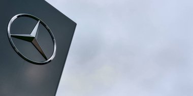 Duvarda Mercedes-Benz 'in gümüş ticari tabelası