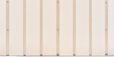 Gri geçitin yanında çizgili beyaz duvarlar inşa ediyorum.