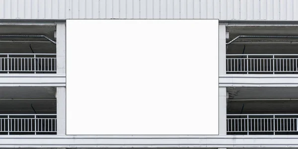 Parlak güneş ışığı altında beyaz renkli büyük ilan panosu.
