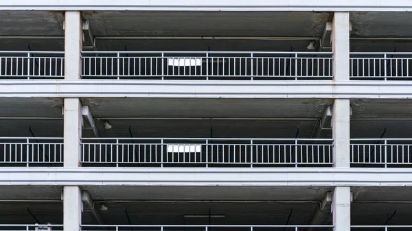 Firemní balkóny šedých barev s madly — Stock fotografie