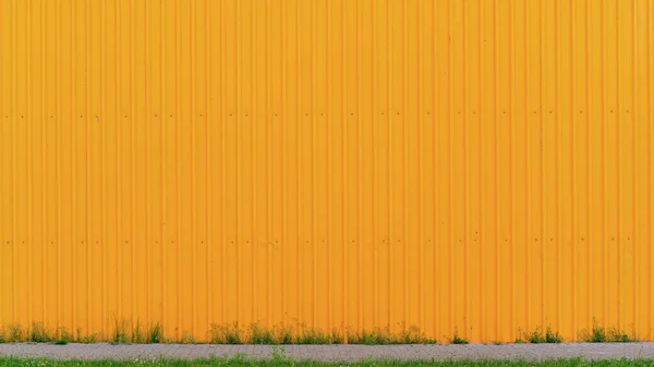 灰色の歩道の黄色の商業ビルの壁 — ストック写真