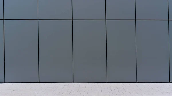 asfalt kenarındaki yerel şehir duvarındaki gri bloklar