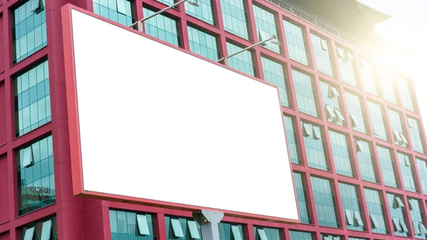 Panneau blanc vierge contre le mur de bâtiment de ville d'entreprise — Photo