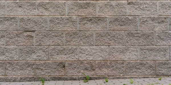 灰色の舗装の近くの茶色のレンガ造りの建物の壁 — ストック写真