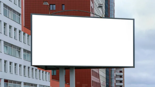 建筑物附近白色广告横幅模型 图库照片