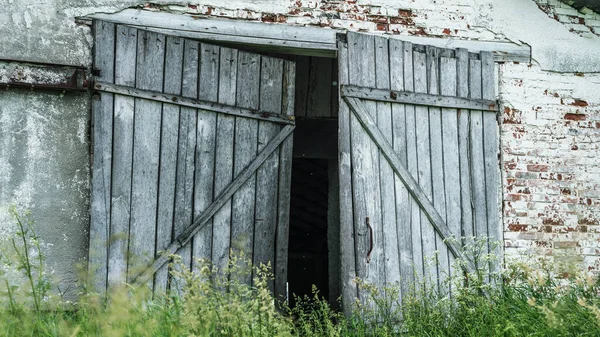 Elhagyott falusi épület fa ajtó és hámlasztó falak — Stock Fotó