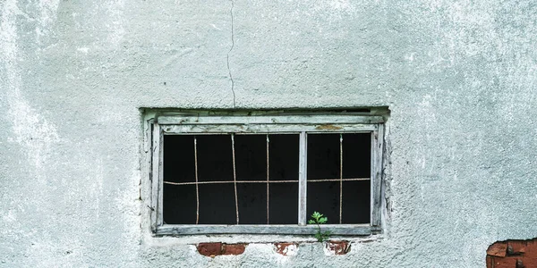 Bâtiment de village désuet de couleur grise avec petite fenêtre — Photo