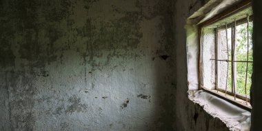 Ahşap pencereli terk edilmiş bir bina.