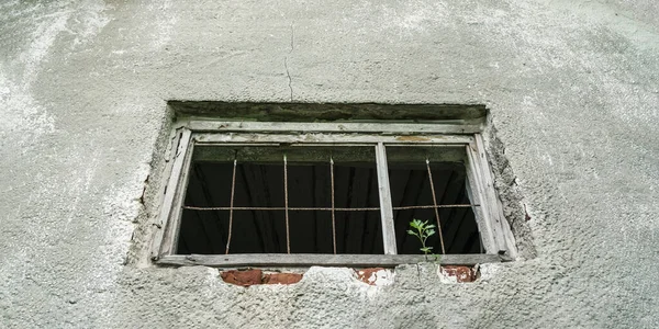 Vintage gebouw met grijze muur en verouderd houten raam — Stockfoto