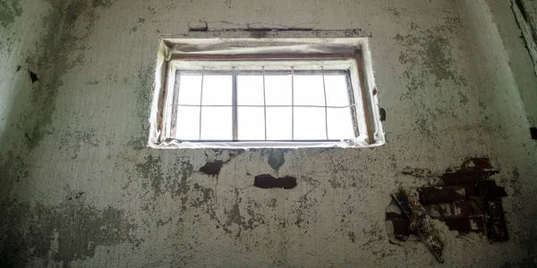 Fenêtre avec grille métallique dans les bâtiments abandonnés — Photo