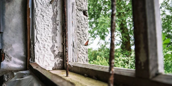 Houten ramen met roestig metalen rooster in verouderd gebouw — Stockfoto