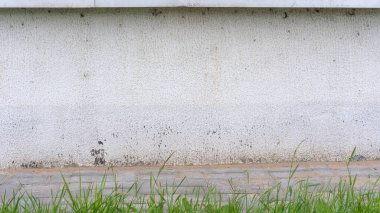 Yürüyüş yolunun yakınındaki renkli kaldırımlı gri bina duvarı