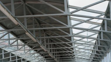 Gri metal kirişler yerel yönetim binasının çatısının altında
