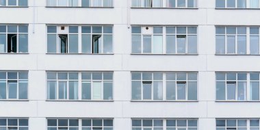 Büyük pencereli şehir duvarı güneş ışığını yansıtıyor