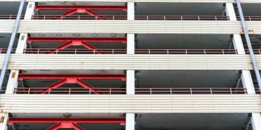 Kırmızı metal kirişlerle yerel balkon inşaatı