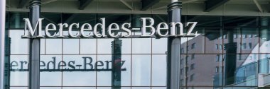 Mercedes-Benz resmi dağıtım binası logosu ve penceresi olan