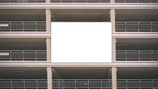 建筑物上的大型空白广告横幅模型 — 图库照片