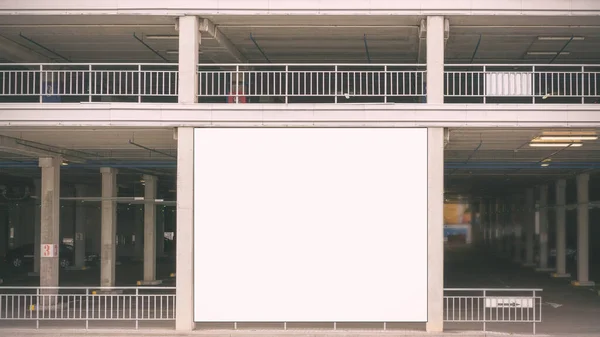 香港建筑物入口的白色横幅模型 — 图库照片