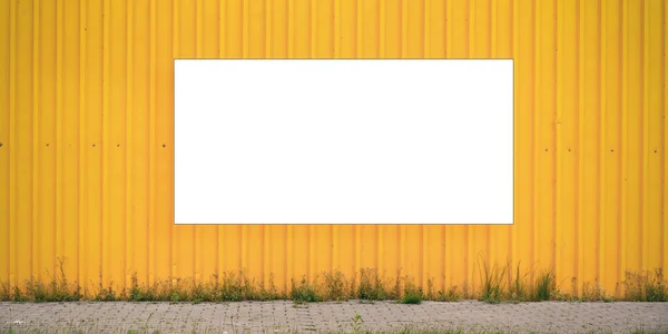 黄色の壁にある白い色の広告ポスター — ストック写真